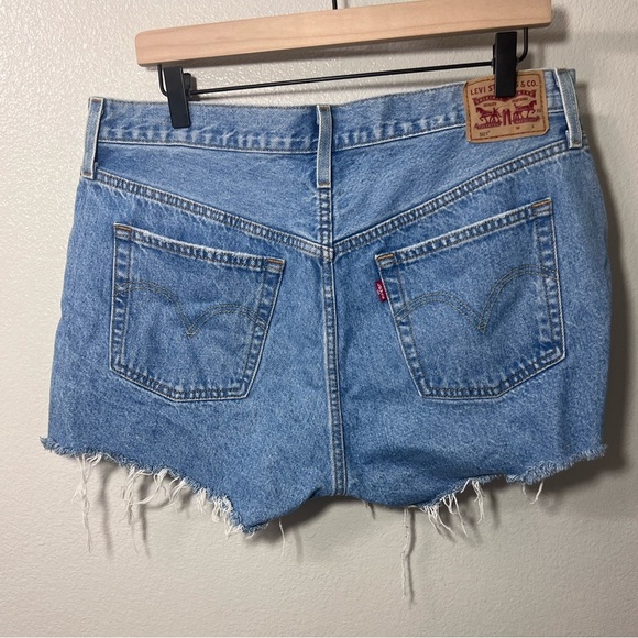 Levi's 501® Women's High Rise Jean Shorts Light Wash Denim Distressed Size 33 - Picture 3 of 8